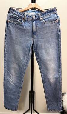 H&M Tapered Regular Fit Light Wash Blue Denim Jeans Women’s SZ 30/32